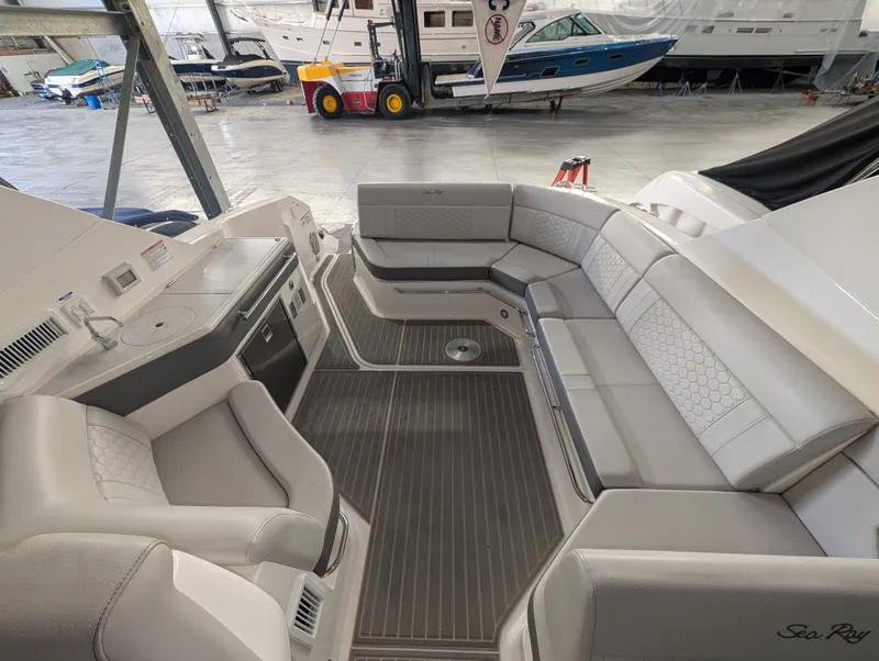 Slide: The Image of Sea Ray Sundancer 320 2024 - 36