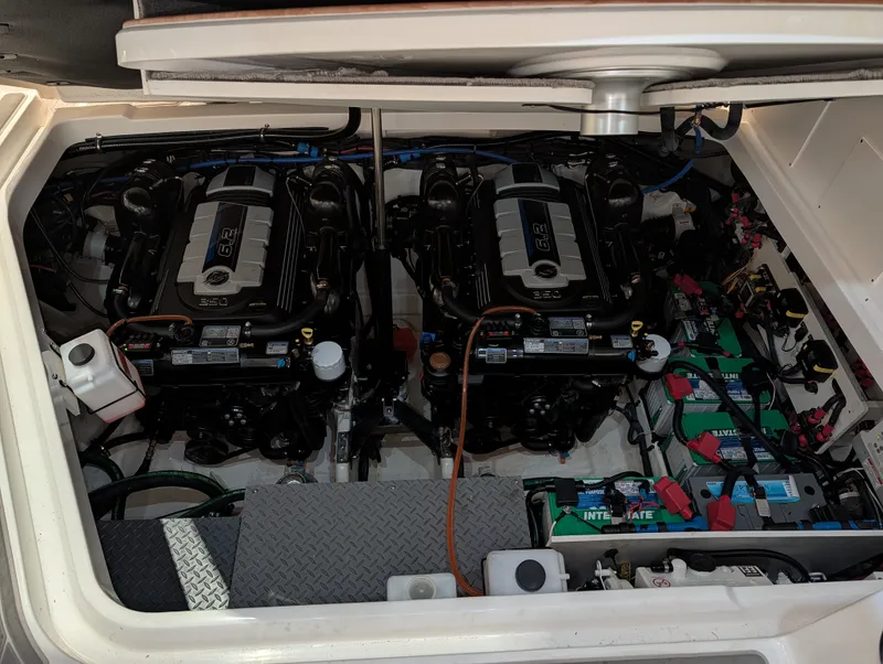 Slide: The Image of Sea Ray Sundancer 320 2024 - 38