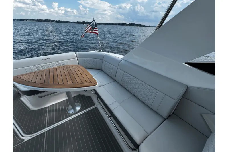 Slide: The Image of Sea Ray Sundancer 320 2024 - 43