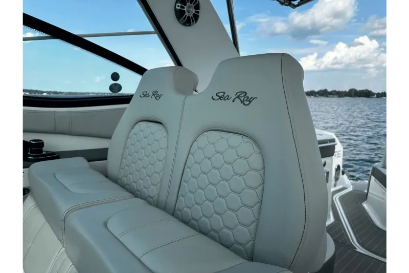 Slide: The Image of Sea Ray Sundancer 320 2024 - 45