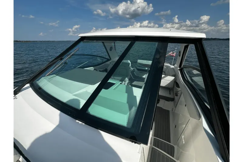 Slide: The Image of Sea Ray Sundancer 320 2024 - 47