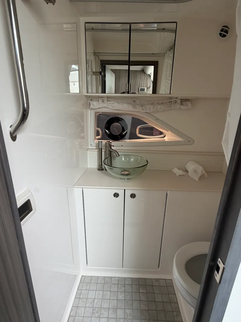 Slide: The Image of Sea Ray Sundancer 320 2024 - 47