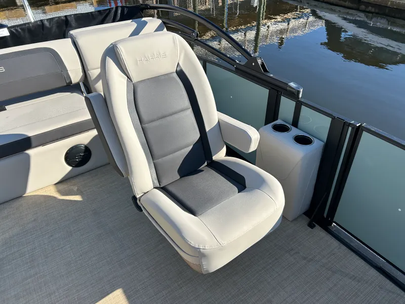 Slide: The Image of Harris Cruiser 230 2026 - 13