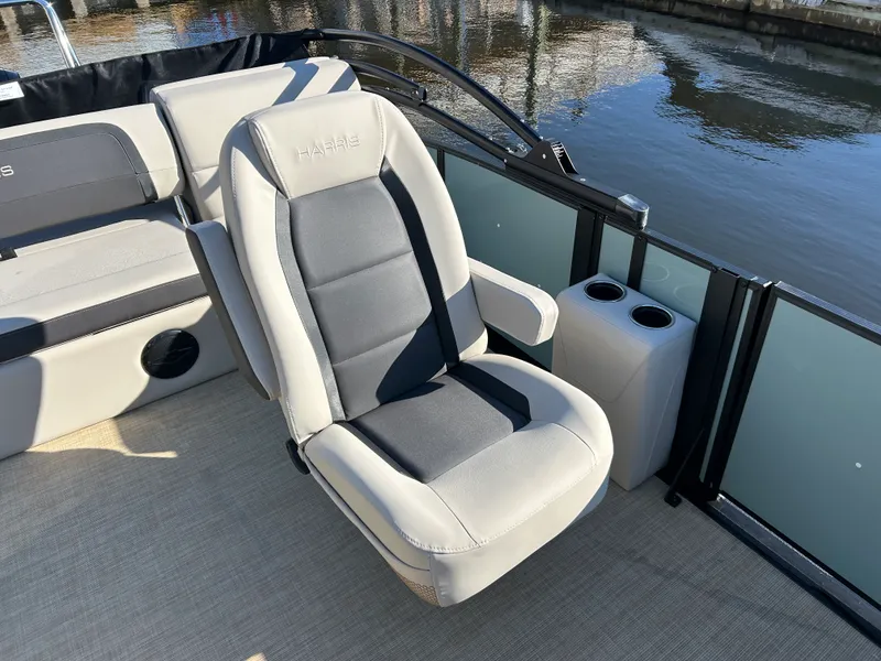 Slide: The Image of Harris Cruiser 230 2026 - 16