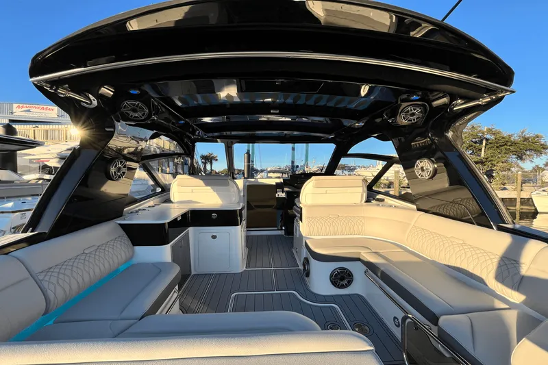 Slide: The Image of Sea Ray Sundancer 370 Outboard 2024 - 12