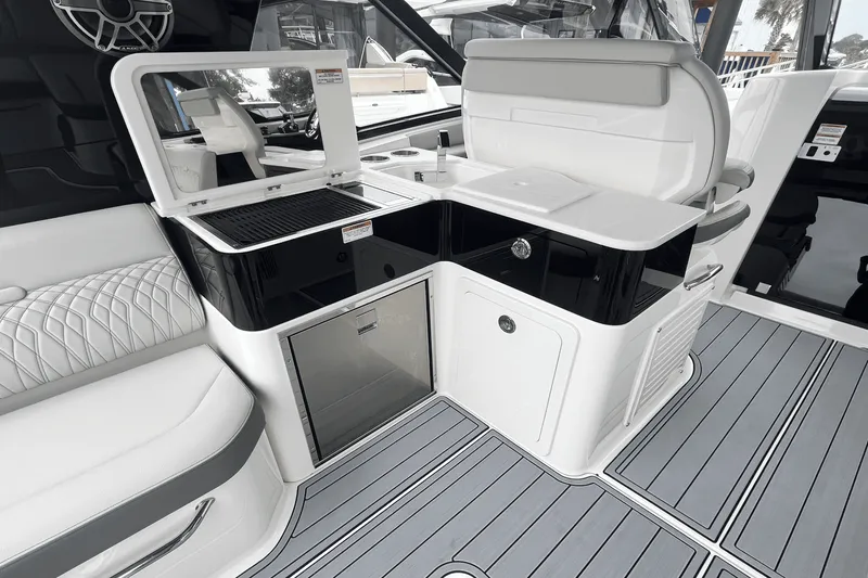 Slide: The Image of Sea Ray Sundancer 370 Outboard 2024 - 13