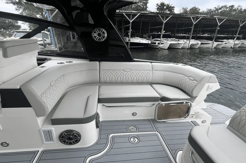 Slide: The Image of Sea Ray Sundancer 370 Outboard 2024 - 16