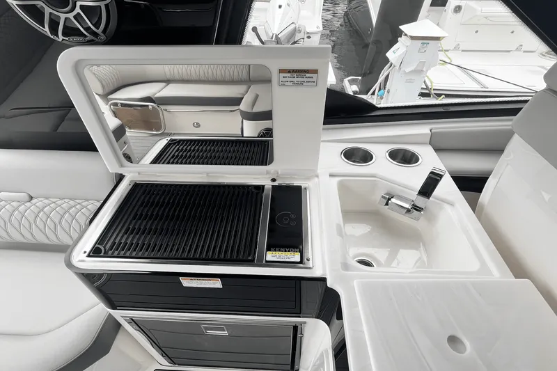 Slide: The Image of Sea Ray Sundancer 370 Outboard 2024 - 17