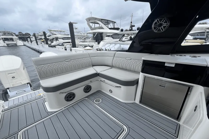 Slide: The Image of Sea Ray Sundancer 370 Outboard 2024 - 18