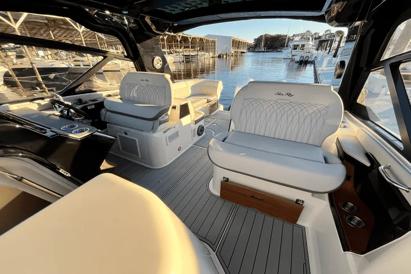 Slide: The Image of Sea Ray Sundancer 370 Outboard 2024 - 19