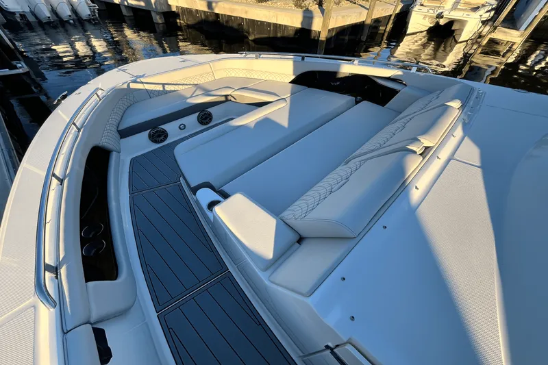 Slide: The Image of Sea Ray Sundancer 370 Outboard 2024 - 21