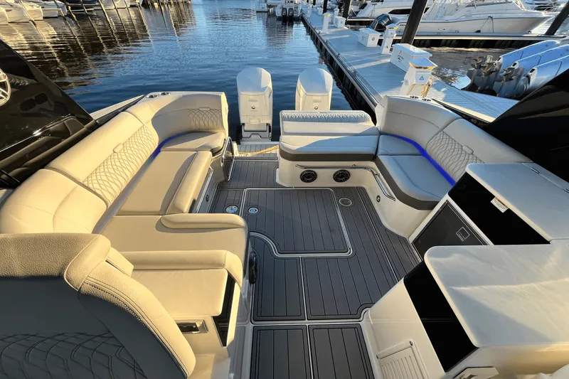 Slide: The Image of Sea Ray Sundancer 370 Outboard 2024 - 22
