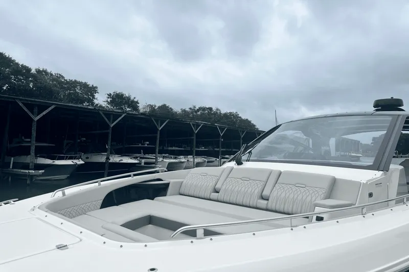 Slide: The Image of Sea Ray Sundancer 370 Outboard 2024 - 23