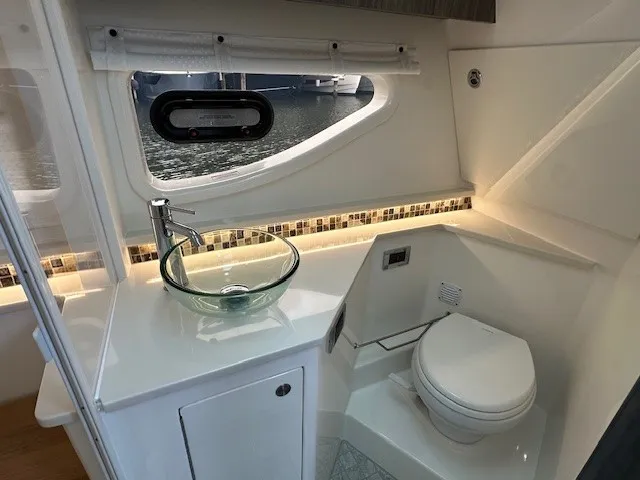Slide: The Image of Sea Ray Sundancer 370 Outboard 2024 - 31