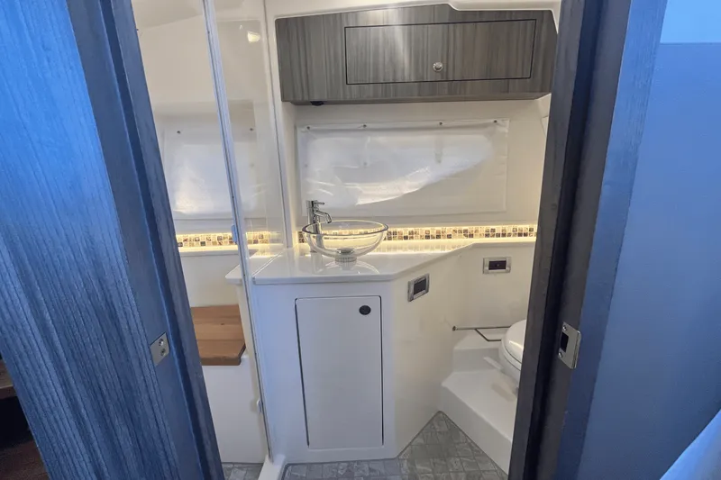 Slide: The Image of Sea Ray Sundancer 370 Outboard 2024 - 32