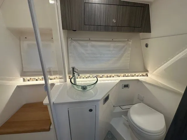 Slide: The Image of Sea Ray Sundancer 370 Outboard 2024 - 33