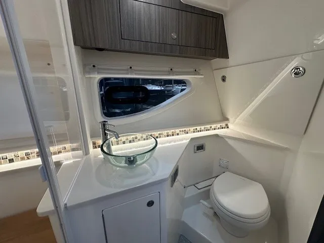 Slide: The Image of Sea Ray Sundancer 370 Outboard 2024 - 34