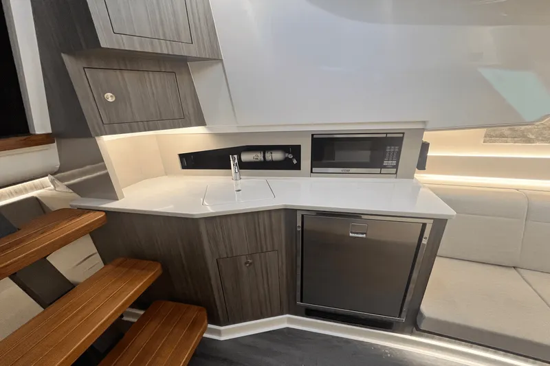 Slide: The Image of Sea Ray Sundancer 370 Outboard 2024 - 36