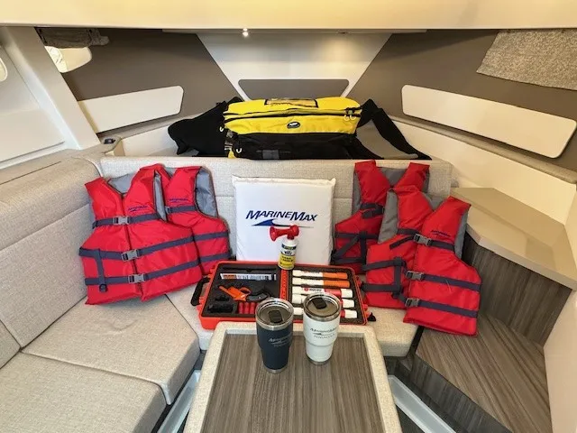 Slide: The Image of Sea Ray Sundancer 370 Outboard 2024 - 38