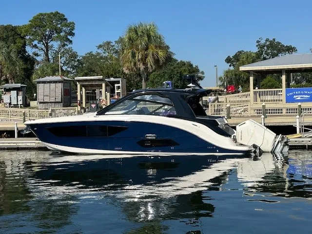 Slide: The Image of Sea Ray Sundancer 370 Outboard 2024 - 4