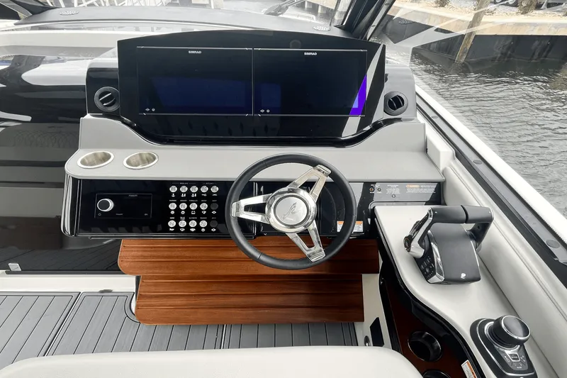 Slide: The Image of Sea Ray Sundancer 370 Outboard 2024 - 41