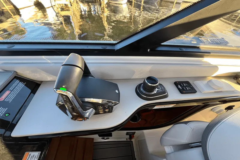 Slide: The Image of Sea Ray Sundancer 370 Outboard 2024 - 42