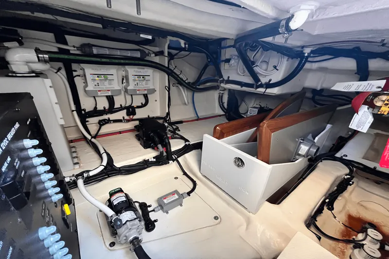 Slide: The Image of Sea Ray Sundancer 370 Outboard 2024 - 43