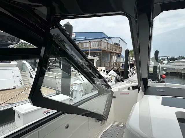 Slide: The Image of Sea Ray Sundancer 370 Outboard 2024 - 44