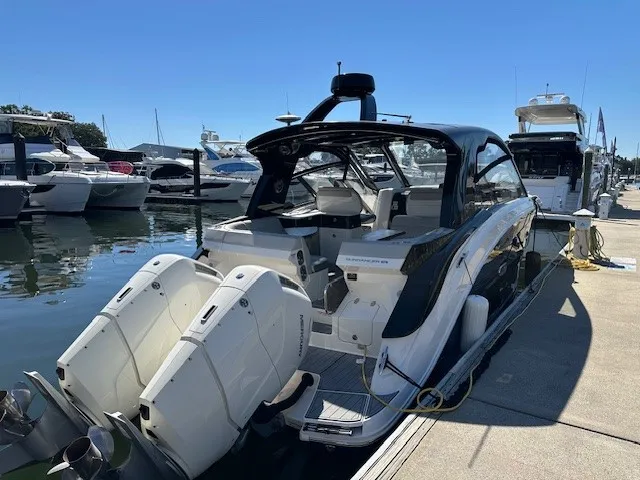 Slide: The Image of Sea Ray Sundancer 370 Outboard 2024 - 46