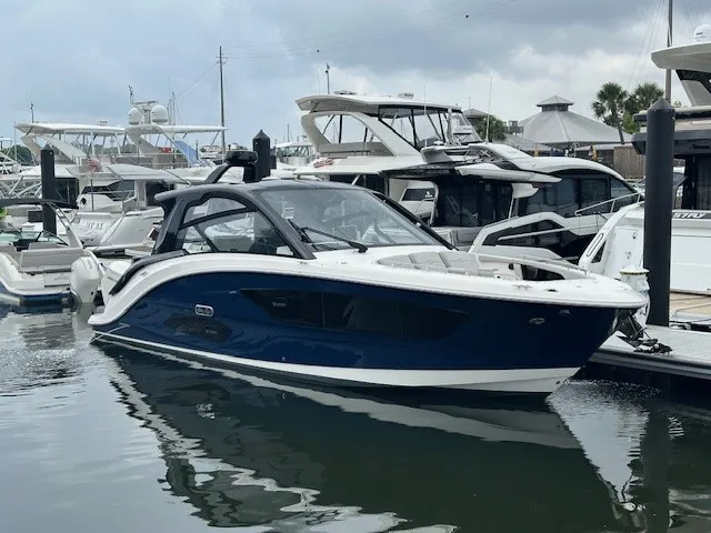 Slide: The Image of Sea Ray Sundancer 370 Outboard 2024 - 48