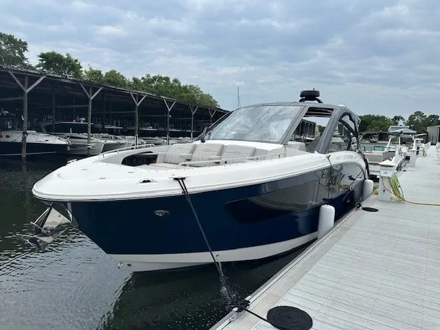 Slide: The Image of Sea Ray Sundancer 370 Outboard 2024 - 50