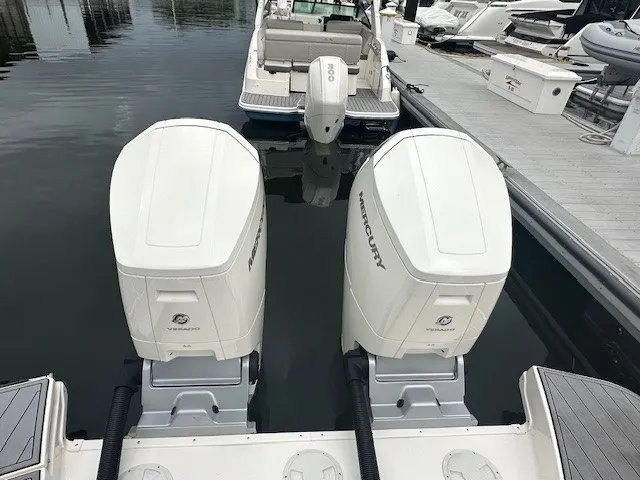 Slide: The Image of Sea Ray Sundancer 370 Outboard 2024 - 51