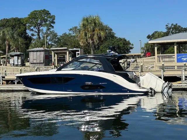 Slide: The Image of Sea Ray Sundancer 370 Outboard 2024 - 7