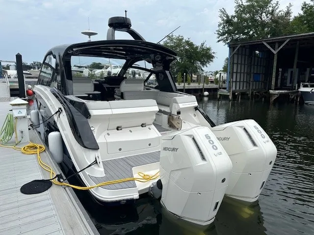 Slide: The Image of Sea Ray Sundancer 370 Outboard 2024 - 8