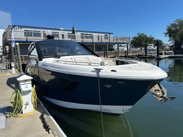 Slide: The Image of Sea Ray Sundancer 370 Outboard 2024 - 9