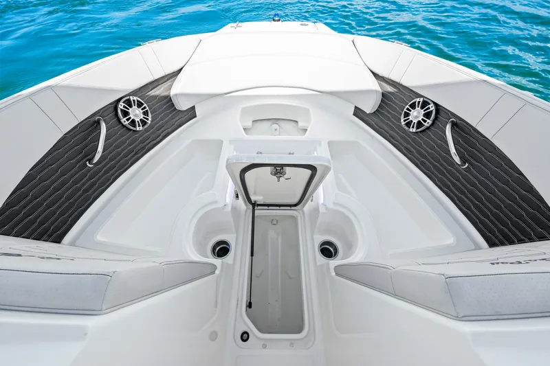 Slide: The Image of Sea Ray SPX 230 Outboard 2025 - 40
