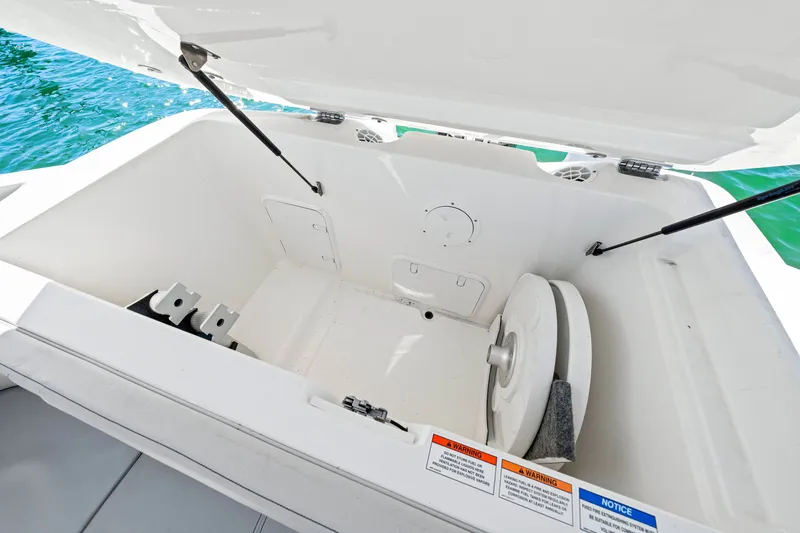 Slide: The Image of Sea Ray SPX 230 Outboard 2025 - 44