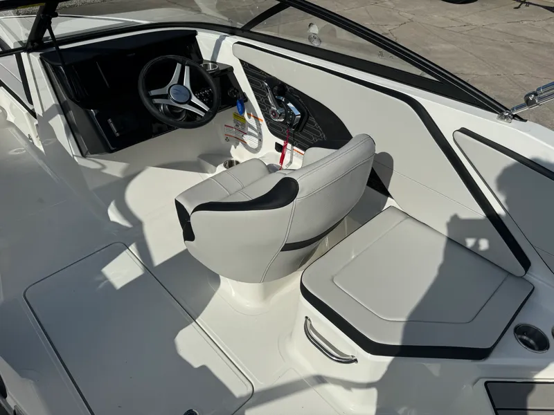 Slide: The Image of Sea Ray SPX 210 Outboard 2026 - 10