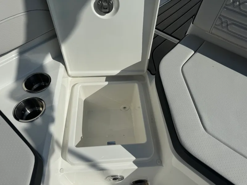 Slide: The Image of Sea Ray SPX 210 Outboard 2026 - 7