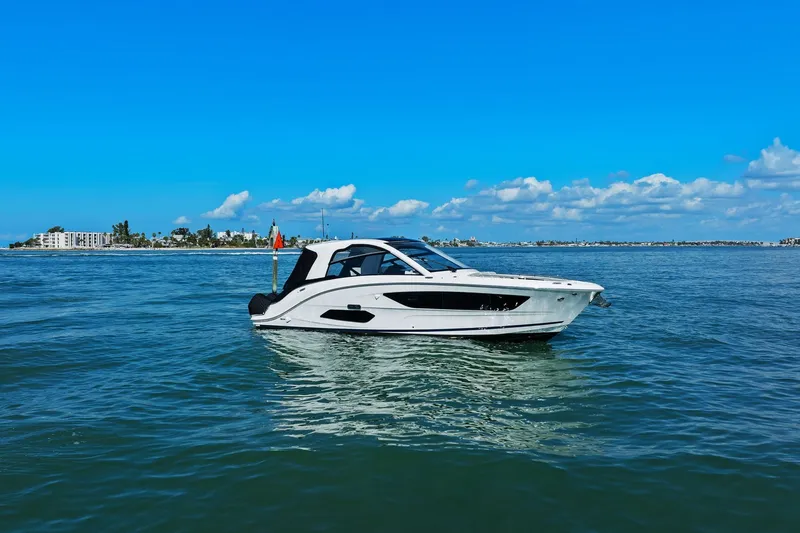 Slide: The Image of Sea Ray 370 Sundancer Outboard 2023 - 10