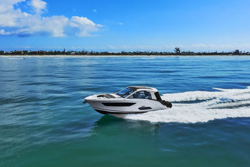 Slide: The Image of Sea Ray 370 Sundancer Outboard 2023 - 11