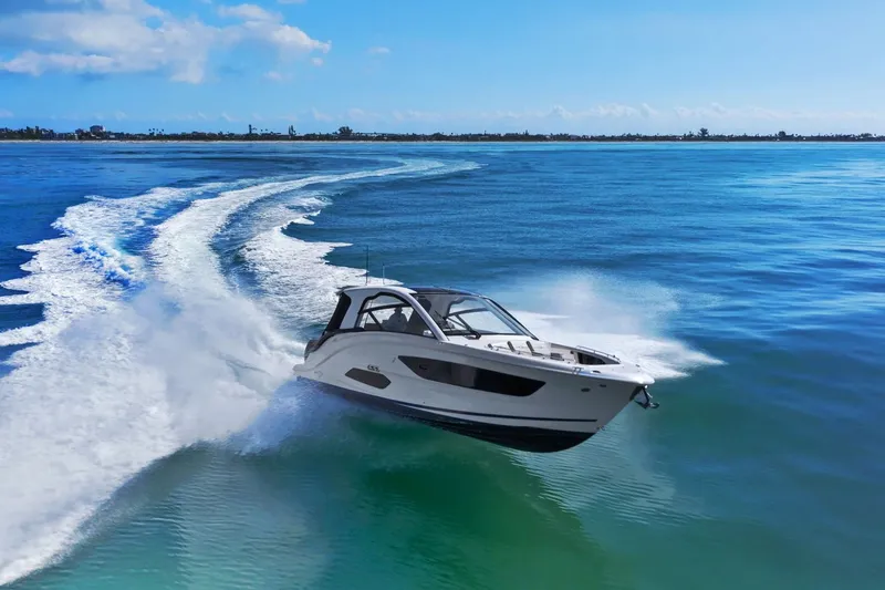 Slide: The Image of Sea Ray 370 Sundancer Outboard 2023 - 14