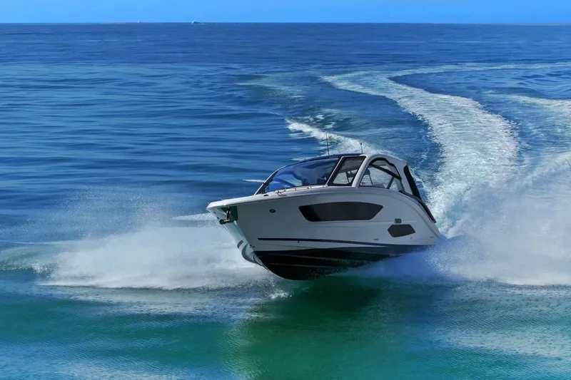 Slide: The Image of Sea Ray 370 Sundancer Outboard 2023 - 16