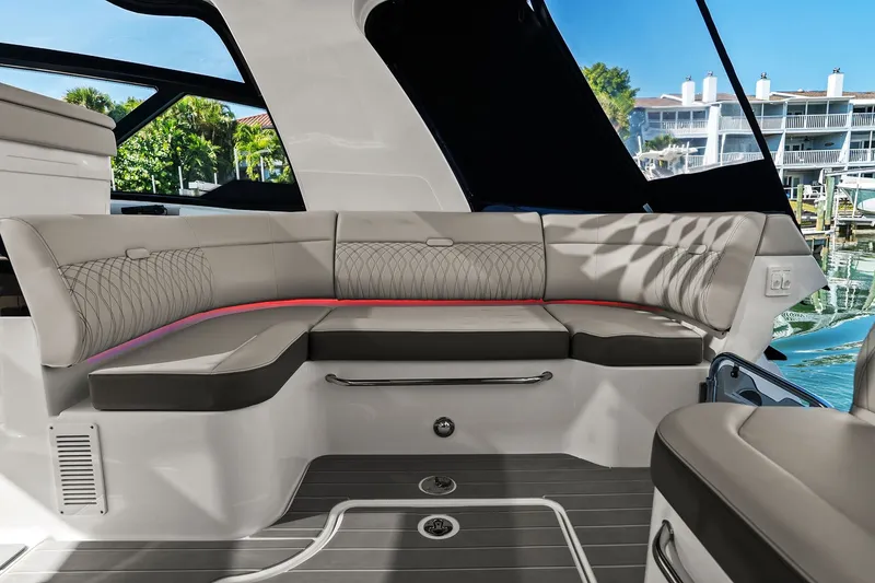 Slide: The Image of Sea Ray 370 Sundancer Outboard 2023 - 20