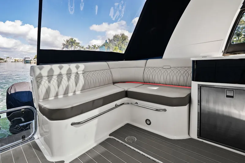 Slide: The Image of Sea Ray 370 Sundancer Outboard 2023 - 21