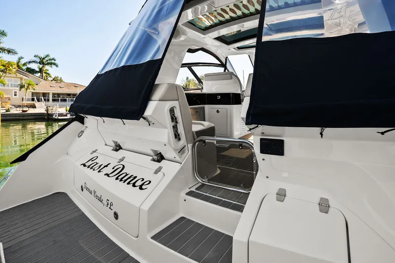 Slide: The Image of Sea Ray 370 Sundancer Outboard 2023 - 22