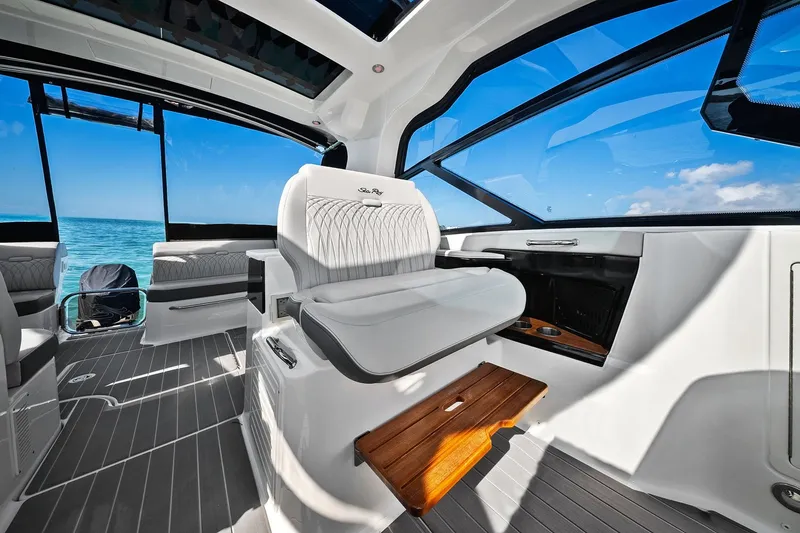 Slide: The Image of Sea Ray 370 Sundancer Outboard 2023 - 28