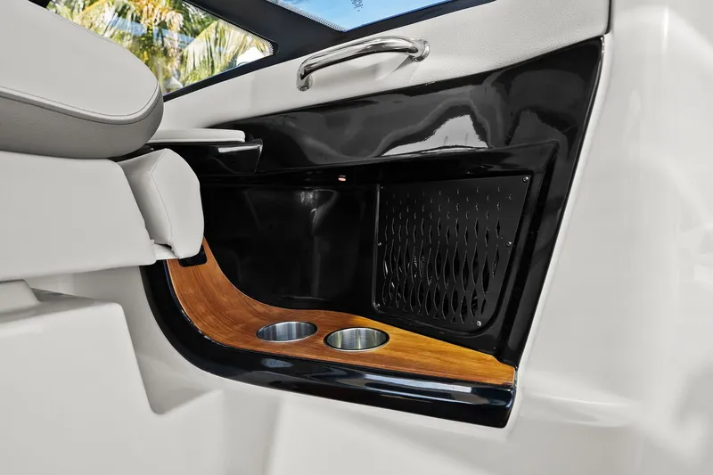 Slide: The Image of Sea Ray 370 Sundancer Outboard 2023 - 29