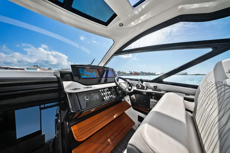 Slide: The Image of Sea Ray 370 Sundancer Outboard 2023 - 30