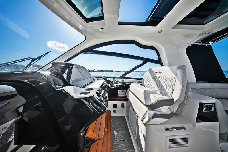Slide: The Image of Sea Ray 370 Sundancer Outboard 2023 - 31